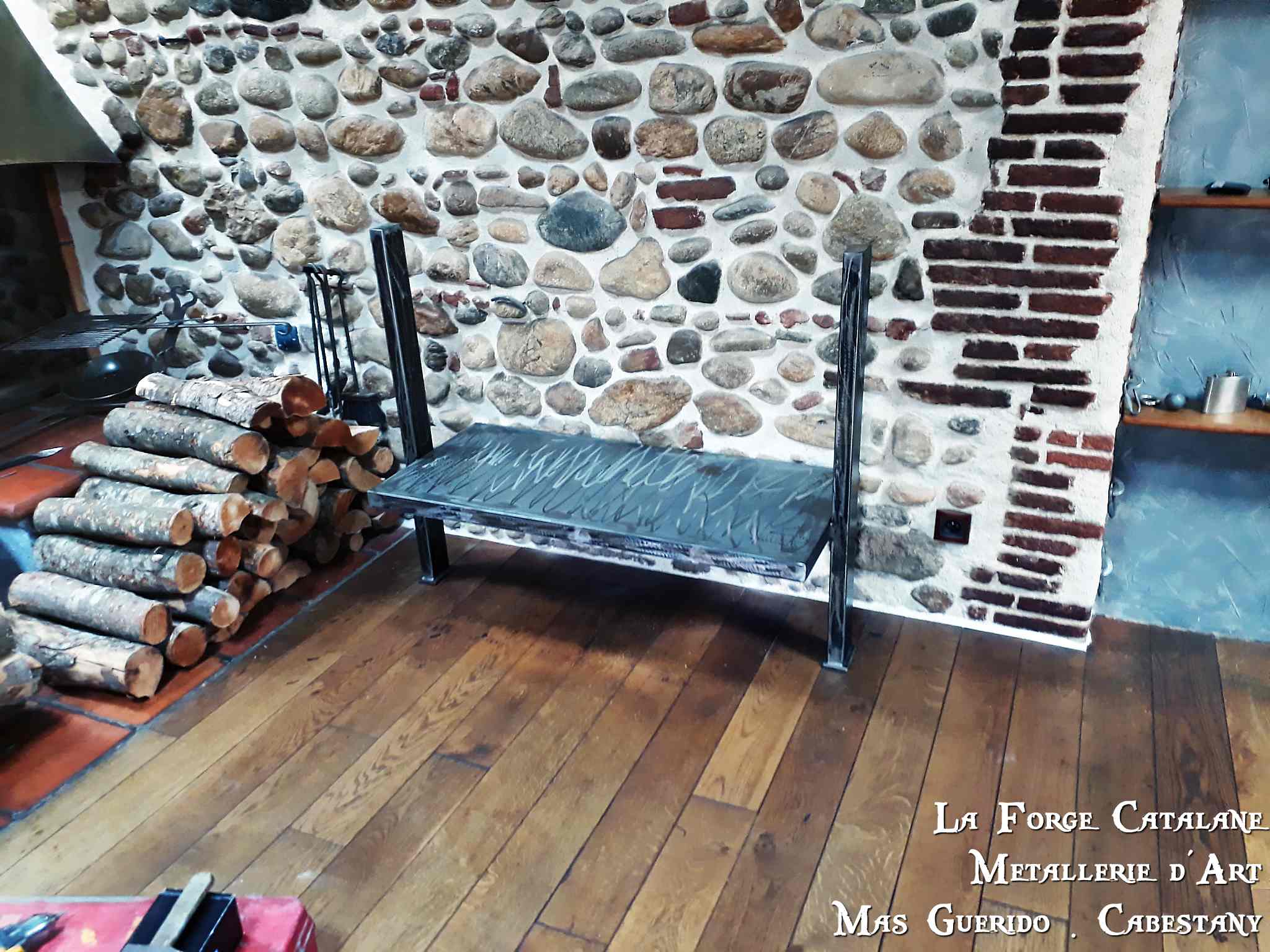 Range bois moderne porte buche fer forge catalane.jpg